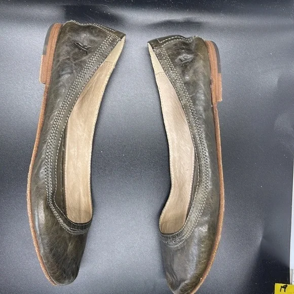 Frye Mossy Green Antique Leather Carson Ballet Shoes. Size 7.5. D10/A